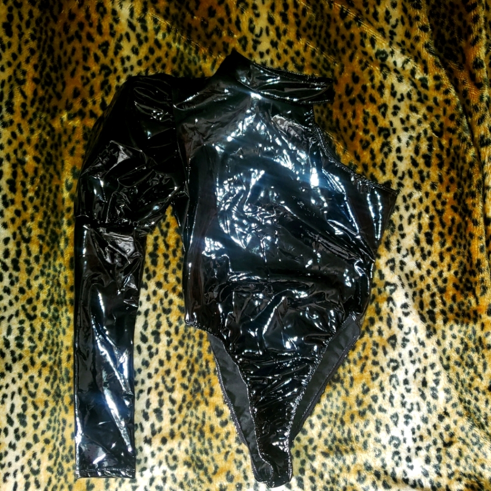 DOLLS KILL WIDOW PUFF ONE SLEEVE BODYSUIT PATENT PVC GOTH FETISH XS COLLAR